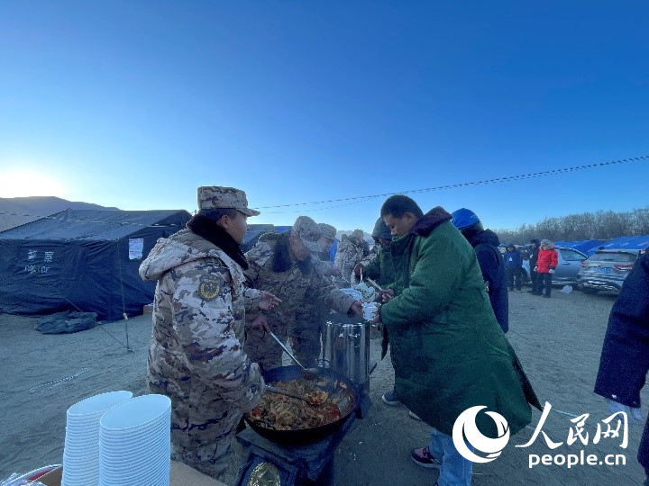 子弟兵為受災群眾分發(fā)早餐。人民網記者 郝潔攝