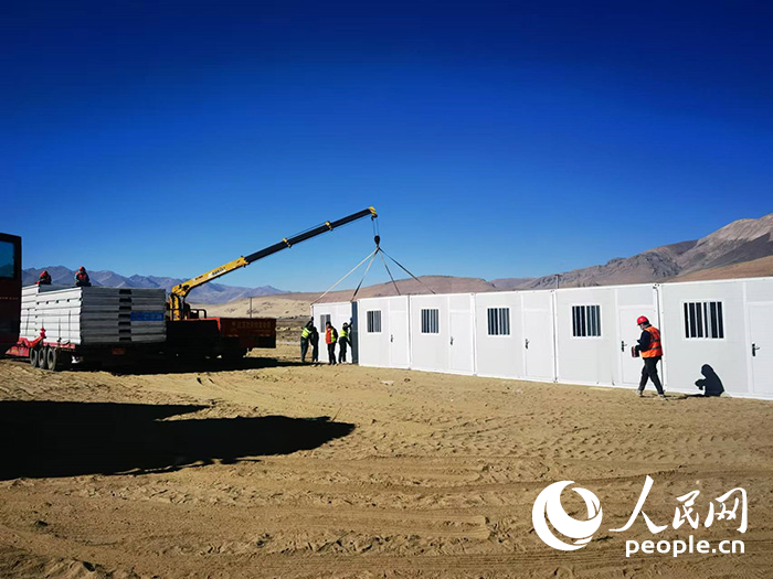 1月9日，在日喀則市定日縣長所鄉(xiāng)森嘎村安置點，工作人員抓緊搭建移動板房，確保受災群眾溫暖過冬。人民網(wǎng)記者 吳雨仁攝