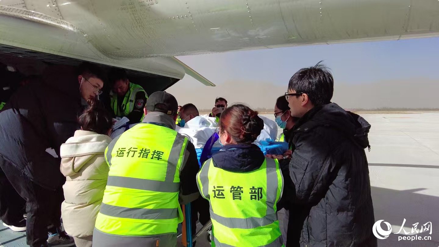 多方工作人員將受傷女童安全轉移。周航攝