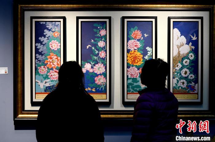 圖為5月16日，觀眾正在欣賞展覽中的新創(chuàng)唐卡作品?！±盍?攝