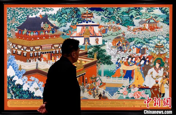 圖為5月16日，觀眾正在欣賞展覽中的新創(chuàng)唐卡作品?！±盍?攝