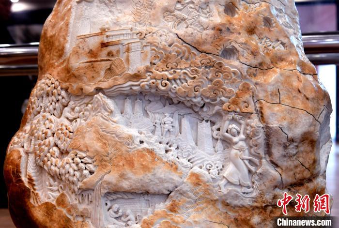 圖為5月16日，展覽中的漢白玉雕作品《猴子變?nèi)恕贰！±盍?攝
