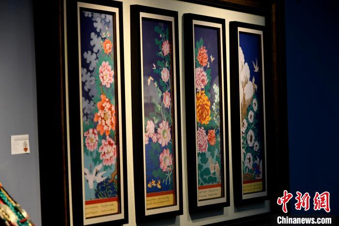 圖為5月16日，展覽中新創(chuàng)唐卡作品《四季花》。　李林 攝