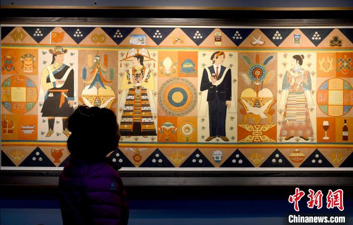 圖為5月16日，觀眾正在欣賞展覽中的新創(chuàng)唐卡作品?！±盍?攝