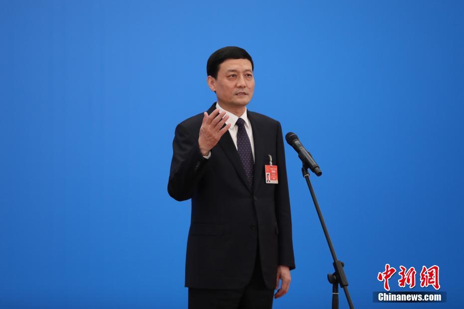 3月8日，第十三屆全國(guó)人民代表大會(huì)第四次會(huì)議舉行第二場(chǎng)“部長(zhǎng)通道”采訪活動(dòng)。圖為中國(guó)工業(yè)和信息化部部長(zhǎng)肖亞慶通過(guò)網(wǎng)絡(luò)視頻方式接受采訪。 <a target='_blank' ><p  align=