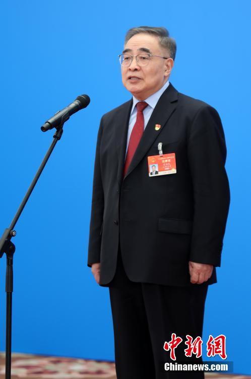 3月8日，第十三屆全國(guó)人民代表大會(huì)第四次會(huì)議舉行第二場(chǎng)“代表通道”采訪活動(dòng)。圖為全國(guó)人大代表張伯禮通過網(wǎng)絡(luò)視頻方式接受采訪。 <a target='_blank' ><p  align=