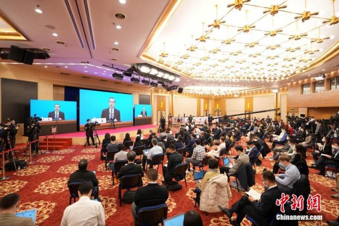 圖為記者在梅地亞中心多功能廳采訪。<a target='_blank' ><p  align=