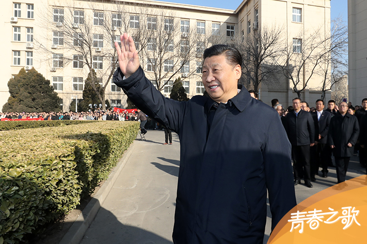 2019年1月17日，習(xí)近平在天津南開大學(xué)向?qū)W生揮手致意。