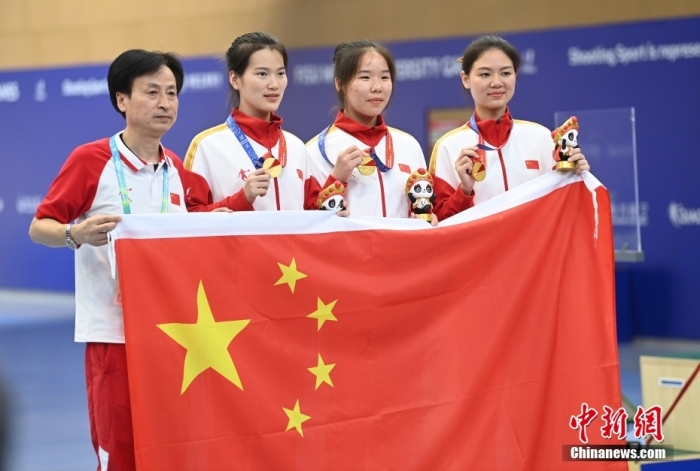 8月1日，第31屆世界大學(xué)生夏季運(yùn)動會女子25米手槍團(tuán)體決賽在四川成都舉行，中國隊獲得冠軍。圖為中國隊選手熊亞瑄(左二)、林雅茜(右二)、王珂怡(右一)等站在領(lǐng)獎臺上合影。<a target='_blank' href='/'><p  align=
