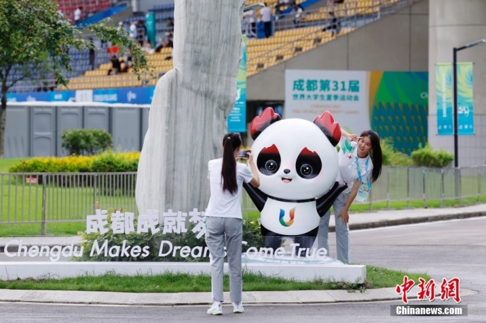 志愿者在比賽場館外與吉祥物景觀合影。<a target='_blank' href='/'><p  align=
